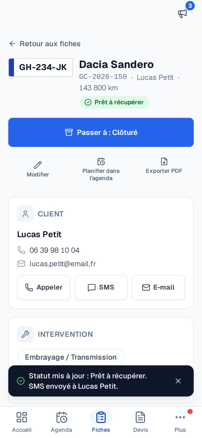 Fiche véhicule dans Garage Connect sur téléphone : statut « Prêt à récupérer » et confirmation du SMS envoyé au client